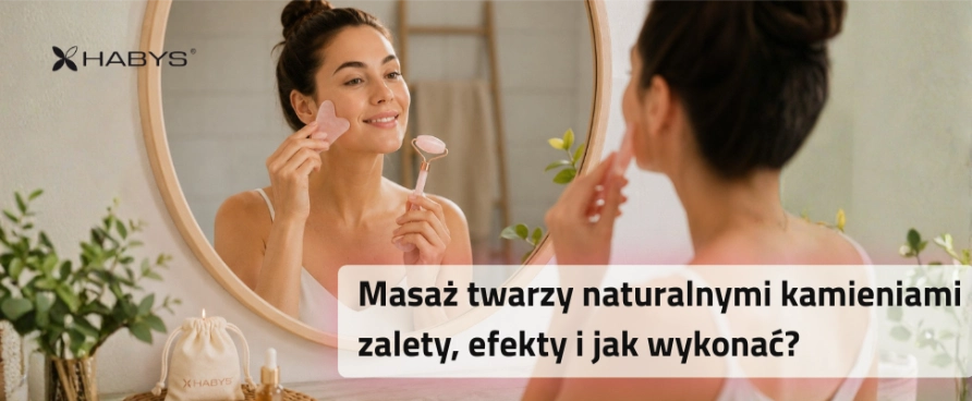 kobieta masująca twarz kamieniem gua sha i rollerem przed lustrem, jak masować twarz kamieniem. 