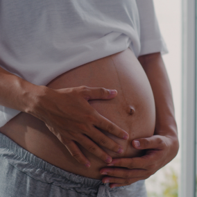 Stół do masażu kobiet w ciąży – na co zwrócić uwagę i jakie akcesoria wspierają bezpieczną pracę?