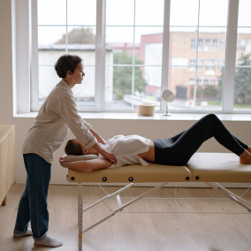 Stół do masażu a rozwój praktyki – jak zmieniają się potrzeby terapeuty po kilku latach pracy?